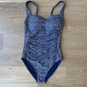 Bond-eye Australia one piece bathing suit size 4D